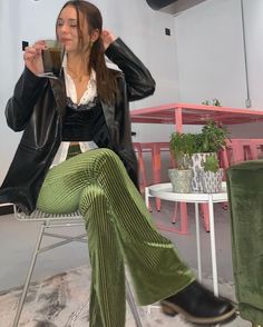 Layered outfit for winter, green corduroy pants, leather jacket, leather boots, outfit inspiration Eclectic Going Out Outfits, Street Boho Style, Rocker Chic Outfit, Queer Style, Fashion Inspiration Board, London Outfit, Cold Weather Fashion, Instagram Outfits, Fashion Hacks Clothes