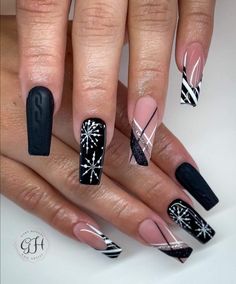 2024 New Years Nail Designs, Black Winter Nails Designs, New Year Nails Design 2024 Short, Nail Ideas For Summer 2023, Black And White Christmas Nails, Mommy Nails, Neon Nail Ideas, Nail Ideas For Summer, Designed Nails