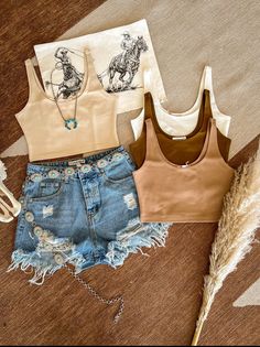 Beachy Western Outfits, Summer Country Outfits, Boho Country Outfits, Country Fest Outfits, Western Outfits Women Summer, Neutral Crop Tops, Nashville Outfits Summer, Western Summer Outfits, Summer Country Concert Outfit