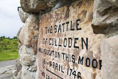 there is a sign on the side of a stone wall that reads the battle of culloden