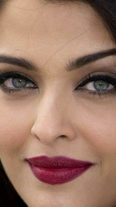 Aishwarya Rai Wallpaper, Aishwarya Rai Makeup, Tik Tok Videos Funny, Close Up Faces, Tik Tok Videos, Actress Wallpaper, Aishwarya Rai, Beautiful Lips, Beauty Face