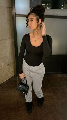 #outfits #outfitoftheday #outfitinspo #outfitidea Bodysuits With Sweatpants, Outfits With Joggers For School, Hairstyle With Crop Top, Outfit Idea With Sweatpants, Two Piece Outfits Sweatpants, Sweatpants Joggers Outfits, Outfit Ideas Bodysuit, Outfit With Joggers For Women, Casual Baddie Fits