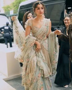 Alia Bhatt Haldi, Alia Bhatt Indian Wear, Thrift Store Clothes, Dental Photography, Saree Ideas, Trendy Outfits Indian, Silk Sarees Online Shopping, Traditional Indian Dress, Indian Dresses Traditional