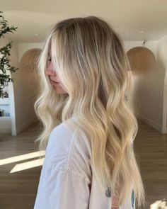 Sorry Blonde Hair With Highlights, Light Blond Balayage Hair, Blonde Hair Easy Maintenance, Call Blonde Hair, Hair Ideas Colored Blonde, Blonde Hair With A Shadow Root, Tip Out Hair, Lived In Blonde Long Hair, Blonde Hair Lived In