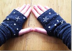 Redesigning Clothes, Diy Fingerless Gloves, Diy Winter Clothes, Diy Gifts To Make, Diy Outfits, Diy Gifts For Mom, Sock Crafts, Creative Diy Gifts