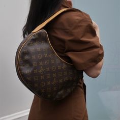 LOUIS VUITTON CROISSANT MM HAND BAG MONOGRAM M51512 Engraved / Number : FL1002 Pocket : Outside: -, Inside: Pocket*2 Size(Inch) : W 11.8 x H 8.3 x D 2.4 " Shoulder Drop. 8.7 - 9.4 " Size(cm) : W 30.0 x H 21.0 x D 6.0 cm Shoulder Drop. 22.0 - 24.0 cm Color / Material : Brown / Monogram Canvas, Leather Comes with : - SKU Number : AO33450 Delivery 5-8 or 10-15 working days Please note that during high season and Sale period, delivery times may be affected We accept payment with a Credit card, Debit card, or PayPal. Louis Vuitton 22, Louis Vuitton Croissant Bag Pm, Louis Vuitton Croissant, Mm Monogram, Hermes Constance, Vintage Monogram, Birkin 25, Vintage Louis Vuitton, D 2