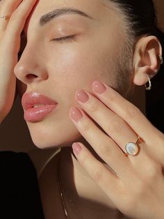 A gold statement ring with mother of pearl that is said to spark inspiration and intuition - you'll get a big dose of both with this mother of pearl ring. Shop ethical, sustainable, unique jewelry at half the price of luxury brands: https://www.linjer.co/ 📸: @mariambol