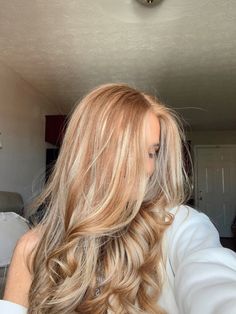 Ginger Blonde Ombre Hair, Ginger Hair With Blonde Highlights Money Piece, Blonde With Red Tones, Straw Berry Blonde Highlights, House Party Outfit Summer, Blonde Hair W Red Highlights, Strawberry With Blonde Highlights