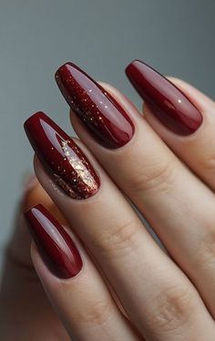 Cranberry Nails With Gold, Burgundy Nails Winter, Short Classy Christmas Nails, Dark Red Nails With Gold Design, Burgundy With Gold Nails, Dark Red Design Nails, Nails Burgundy And Black, Deep Red And Gold Nails