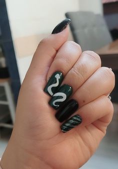 #slytherin #harrypotter #wizardingworld #uñas #unas #slytheringirl Draco Malfoy Inspired Nails, Kid Nails, Snake Nails