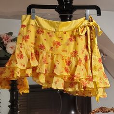 They Don't Make These Anymore! Super Cute Y2k Vintage Silk Ambercrombie Flounce Miniskirt Silk Ties At Side Waist Button-Up Side With Hook And Eyes Yellow With Red/Orange Flowers 100%Silk 100%Silk Lining Xxs/00 Excellent Condition Note: Little Stain On Waistband(See 12th Photo) Measurments See Photos Yellow Mini Skirt With Lining, Casual Yellow Floral Print Mini Skirt, Retro Orange Mini Skirt, Retro Yellow Pleated Mini Skirt, Yellow Floral Mini Skirt, Abercrombie & Fitch, Red Shirt, Vintage Silk, Orange Flowers