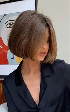 Pour un carrqui en jetteil faut tout simplement avoir la longueur parfaite Parisian Bob Square Face, Hairstyle Tutorials, Layered Hairstyles, Hair Inspiration Short, Haircut Styles, Shot Hair Styles, Short Straight Hair