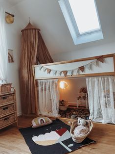 9 LikesEntdecke das Bild von zweipluszweisindwir auf COUCH zu 'Mädchenzimmer kinderzimmer hochbett kidsroom '. Kids Rooms Inspo, Kids Shared Bedroom, Kura Bed, Toddler Girl Room, Kids Bedroom Inspiration, Kids Bedroom Designs, Kids Room Inspiration, Shared Room