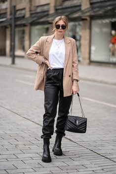 Combat Trousers Women Outfit, Joggers Outfit Mujer, Nude Blazer Outfit, Military Boots Outfit, Pink Joggers Outfit, Black Joggers Outfit, Leather Trousers Outfit, Outfit Mit Blazer, Jogger Outfit