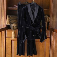 #velvet #silkvelvet #jacket #black #suit #style #fashion #silk #ideas #idea #blacksuit Velvet Pant Suit Women, Silk Velvet Suit, Velvet Pantsuit, Bridesmaid Suits, Black Velvet Suit, Velvet Suit Design, Moroccan Fashion, Velvet Clothes