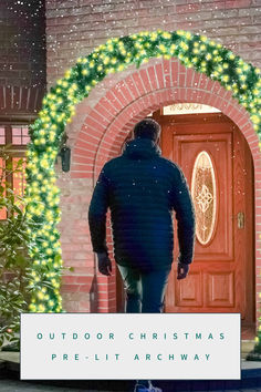 lit up green arch at front door Evergreen Wreaths, Front Door Decorations, Holiday Inspo, Evergreen Wreath