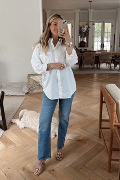 Casual Outfits Button Up, Oversize Poplin Shirt Outfit, Button Up Shirt Jeans Outfit Women, White Button Down Layering Outfit, White Button Down Shirt Outfit Pregnant, White Oversized Button Up, Black Jeans White Button Up, Women’s Oversized Button Up, Jeans And Oversized Button Up