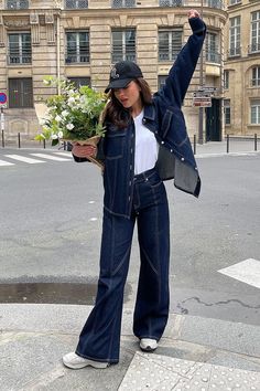 Contrast Detail Dark Blue Denim Blue | na-kd.com Blue Denim Jacket Outfit, Dark Blue Jeans Outfit, Vestiti In Jeans, Denim Jeans Outfit, Dark Denim Jacket, Blue Jean Outfits, Outfit Jeans, Double Denim