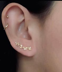 - These tiny cute 14K Gold / Silver plated olive branch leaf climber earrings with extra touch of CZ  diamonds making it so dainty and stylish to wear on everyday.    - Perfect to wear with any casual or special event outfits that shows simple minimalist chic.  - Perfect for a gift !  ❤️Order $35 USD to get free standard shipping in US.   DETAILS :  * Sold in Single or Pair. ( Single - will be randomly select right or left ear crawler). * 14K gold plated over alloy for durability / sparkly zirco Ear Climber Earrings Gold, Gold Ear Climbers, Earring Small, Gold Jewels Design, Bridesmaid Gifts Earrings, Silver Ear Climbers, Ear Crawler, Ear Crawler Earrings, Ear Crawlers