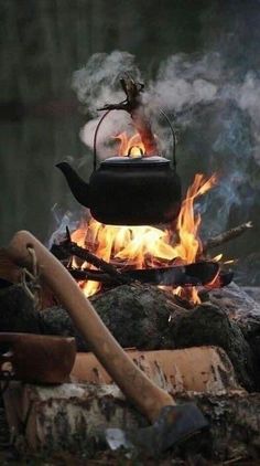 Camping Kettle, Camping Photography, Camping Aesthetic, Bushcraft Camping, Image Nature, Pacific Crest Trail, Survival Food, Camping Outfits, Camping Ideas