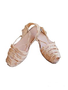 The Ibicencas are the espadrilles originating from Ibiza. It is the traditional footwear of the island, one of the most sought after during the summer months. This type of sandal is characterized by being made with a braided esparto grass sole and covered with pita, usually bleached, they are semi-open and are hand-sewn. Unisex leather sandals, hand-sewn. Menorcan leather sandals, unisex, hand-sewn. Spring Natural Closed Toe Huarache Sandals, Spring Natural Huarache Sandals With Closed Toe, Natural Color Espadrilles With Woven Sole For Vacation, Natural Jute Open Toe Espadrilles, Natural Open Toe Jute Espadrilles, Spring Huarache Sandals With Woven Sole In Natural Color, Spring Huarache Sandals With Woven Sole, Natural Huarache Sandals With Woven Sole For Spring, Beach Straw Espadrilles With Woven Details