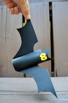 bat craft Easy Craft Ideas For Adults, Toilet Paper Roll Bat, Bats For Halloween, Projects For Preschoolers, Kids Art And Craft, Bat Craft, Craft Ideas To Sell, Craft Ideas For Adults, Room Crafts