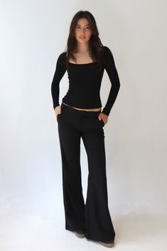 Black Low Waisted Pants, Black Pants Low Waist, Body Flattering Outfits, Low Waist Tailored Pants, Comfortable And Stylish Outfits, Low Rise Black Pants Outfit, All Black Semi Formal Women, Low Rise Dress Pants, Wide Waist Body Shape Outfits