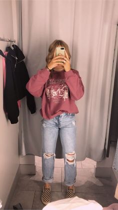 Mom Jeans Outfit Western, Mom Jeans Western Outfit, Western Mom Jeans Outfit, Cute Casual Western Outfit, Punchy Outfits For School, Simple Western Outfits For School, Casual Punchy Outfits, Bell Bottom Jeans Outfit Winter, Western Mom Outfits