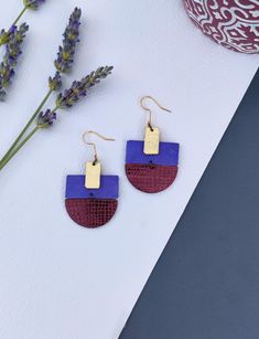 LEATHER EARRINGS WITH STAINLESS STEEL HOOK. IDEAL FOR A SPECIAL CELEBRATION, WEDDINGS, PARTIES, BAPTISMS... CLICK HERE TO GET A 20% DISCOUNT ON YOUR FIRST PURCHASE subscribepage.io/luarbisuteria Leather Jewellery, Earrings Purple, Earrings Elegant, Wedding Jewelry Earrings, Purple Leather, Earrings Long, Elegant Earrings, Leather Earrings, Wedding Earrings