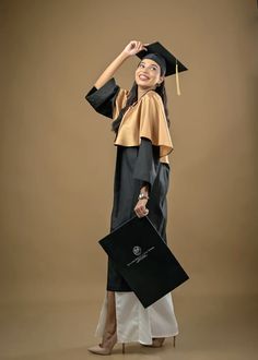 Poses, ideas para fotos Graduation Photoshoot Studio Photo Ideas, Graduation Photos In Studio, Convo Pose Ideas, Graduation Photo Studio Ideas, Graduate Pose Ideas, Graduation Photoshoot Ideas Studio, Graduation Portraits Studio Photo Ideas, Graduation Portraits Studio, Graduation Pictorial Studio