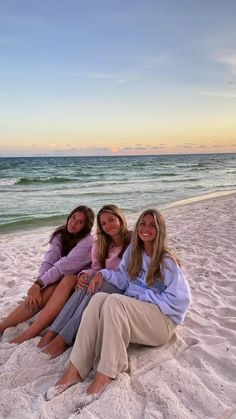 Group Beach Pictures Friends, Hawk Pictures, Beach Pictures Friends, Winter Beach, Beach Pictures Poses, Beach Fits, Beach Shoot, Summer Glow, Beach Photoshoot