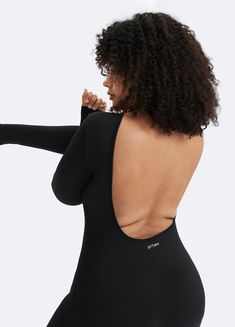 Make a statement with our U-Back Long Sleeve Bodysuit, combining elegance with comfort. The open back adds a polished touch, with the soft, stretchy fabric designed for day-to-night comfort. Dance Leggings, Short Noir, Body Manga Longa, High Neck Bodysuit, Dance Pants, High Intensity Workout, Crop Top Bra, Comfort Design, Squat Proof