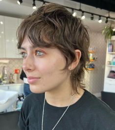 Shag Haircut Curly Short, Wavy Shullet, Balayage Mullet, Mullet Curtain Bangs, Mullet With Curtain Bangs, Short Wavy Hair With Bangs, Shullet Hairstyles, Wavy Mullet