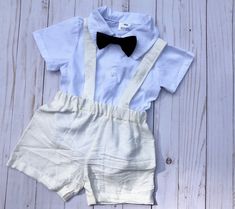 Super cute boys linen shorts with suspenders and bow tie. Set consist of 4 pieces. 🌟Shirt 🌟Shorts 🌟Suspenders 🌟Bow tie Care Instructions: Please hand wash in cold water and lay flat to dry. Follow us in Instagram: @kyboutique4 SHARE YOUR PICTURES IN INSTAGRAM #kyboutique4 Website: Visit un also on the web www.kyboutique4.com Please make sure to read my Shipping Terms & Conditions Information prior to making a purchase: https://www.etsy.com/shop/Kyboutique4/policy White Fitted Bow Tie For Summer, Summer Party Bow Tie, Shorts With Suspenders, Suspender Shorts, Boy Baptism Outfit, Tropical Romper, Linen Outfit, Wedding Party Outfits, Baptism Outfit