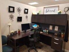 L Shape Desk Office Layout Small Spaces, L Shaped Office Desk Ideas Layout, L Shaped Desk Office Layout, Assistant Principal Office Decor, Coding Office, Assistant Principal Office, Nurse Office Ideas, Childcare Facility, Office Cubicle Design