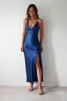 Ein klassischer hoher Ausschnitt und ein Muster im strukturierten Look verleihen diesem schmeichelnden Midi einen eleganten Look. Dieses atemberaubende Kleid ist in Blau, Blaugrün und Oliv erhältlich






Ungefähre Länge: 109 m




Maßgetreu

Verstellbare Träger

Farbe: Oliv




100% Polyester

Pflege: Nur Handwäsche - Bügeln bei schwacher Hitze

Das Model trägt Größe 8

Das Model ist 5'10 groß Black Tie Bridesmaids, Midi Wedding Guest Dress, Blue Satin Dress, White Bridal Dresses, Maxi Dress Wedding Guest, White Bridesmaid Dresses, Formal Dress Shops, Black Tie Dress, Rehearsal Dress