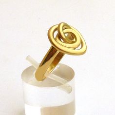 This is a very unique handmade 18K gold ring. It reminds me of a rose and the free link in the middle has a movement adding dynamics to the rose. The ring is from the Zen Nature collection. Size: 8 and 6.5 in stock. other sizes available upon request. Metal: 18K solid gold The ring will be shipped elegantly gift wrapped and in a padded envelope. To see more rings click here: https://www.etsy.com/shop/RuthaJewelry?section_id=6544457 Visit my shop here: https://www.etsy.com/shop/RuthaJewelry Handmade Gold Jewellery, Gold Statement Ring, Linking Rings, Nature Collection, 18k Gold Ring, Cocktail Rings, Rose Flower, Handmade Ring, Rings Statement