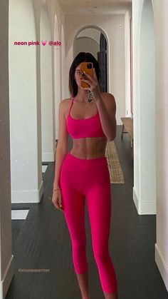 Kendall Jenner in a hot pink workout set taking a mirror picture standing up. Kendall Jenner Gym, Corpo Kendall Jenner, Kendall Jenner Workout, Kendall Jenner Body, Stile Kendall Jenner, Estilo Kardashian, Outfits Athletic