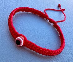 Es una Pulsera roja y tiene en la parte de arriba un ojo turco color rojo y tejida con hilo Espiga número nueve ajustable los hilos que cuelgan hacia abajo se deslizan para más comodidad Mirar las fotografías para más detalles  Excelente regalo para alguien muy especial  Gracias por su apoyo Traditional Red Jewelry For Good Luck, Casual Red Resizable Jewelry, Casual Red Jewelry With Adjustable Cord, Red Bohemian Evil Eye Bracelet For Festivals, Red Adjustable Evil Eye Bracelet, Red Evil Eye Jewelry For Festival, Adjustable Red Jewelry For Festivals, Adjustable Round Red Jewelry, Handmade Red Evil Eye Bracelet