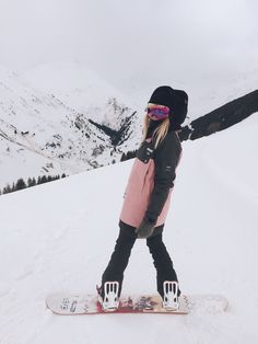 Snowboarding Outfits, Snowboard Outfit, Snowboard Style, Black Snowboard, Outdoor Pics, Burton Snowboard, Snow Surfing