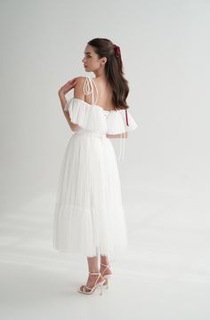 Any outfit based on the Samanta top will be consistently elegant. A bright basic piece that’s easy to pick up for different occasions, it’s made of satin with boning and cups for a perfect fit and with a soft tulle ruffle. Simple Minimal Wedding, Bridal Skirt Separate, Bridal Separates Tops, Bridal Skirt, Wedding Corset, Puff Sleeves Dress, Betty Dress, Jasmine Dress, Bridal Skirts