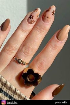 Les motifs floraux complexes sur le majeur et l’annulaire attirent l’attention grâce à leurs détails exquis, qui complètent parfaitement les tons des autres ongles. Buff Nails, Simple Fall Nails, Cute Nails For Fall, Colorful Nails, Smink Inspiration, Summery Nails, Casual Nails, Seasonal Nails