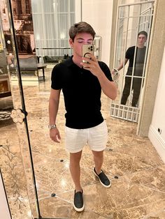 Shorts de linho “NOBLE”  disponivel no site da Arvult! Men Inspo Outfit, Men Summer Fits, Men Style Outfits Casual, Ootd For Men, Mens Outfits Dressy, Outfit Cowok, Men Tumblr, Clean Fashion, Mens Summer Outfits