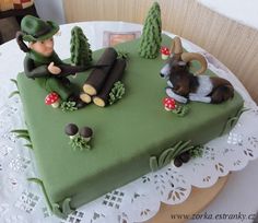 there is a cake that looks like it has been made to look like an elf