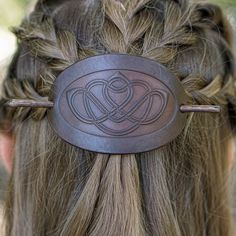 Leather celtic barrette with a wooden stick. The hair slide has a celtic knot pattern. This hair slide is perfect for medieval hairstyle.Add magic to yor life! Medieval Hair Accessories, Medieval Hairstyle, Fox Craft, Viking Queen, Celtic Fashion, Celtic Hair, Medieval Hairstyles, Bright Jewelry, Celtic Symbol