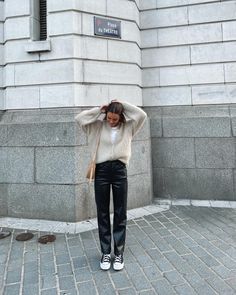 Scandinavian Street Style Spring, Bussines Casual Women Outfits With Sneakers, Scandinavian Outfits Women, Scandinavian Outfit Aesthetic, Converse Outfit Ideas, Scandinavian Street Style, Platform Converse Outfit, 2010 Outfits, Madrid Outfits