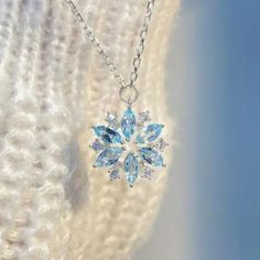 Item Description: *** High-Quality Material: Made With Moissanite, A Rare And Precious Lab Created Gemstone That Sparkles Like A Diamond On A 925 Silver Chain. *** Elegant Design: Features A Delicate Snowflake Pendant That Adds A Touch Of Luxury To Any Outfit *** Versatile: Perfect For Any Occasion, From Casual Outings To Formal Events *** Great Gift Idea: Comes In A Beautiful Gift Box, Making It An Ideal Present For Any Special Occasion *** Eye-Catching: The Necklace's Unique Design And High-En Simpul Pita, قلادات متدلية, Pretty Jewelry Necklaces, Snowflake Necklace, Snowflake Pendant, Magical Jewelry, Jewelry Accessories Ideas, Classy Jewelry, Fancy Jewellery