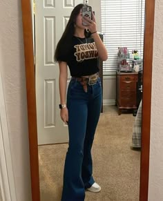 Aesthetic Cowgirl Outfits, Mexican Clothing Style Outfits, Vaqueras Outfit Aesthetic, Casual Vaquera Outfits, Western Outfits Women Casual Style, Mexican Western Outfits, Mexican Western Outfits Women, Vaqueras Aesthetic, Vaquera Outfit Mexican Women