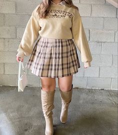 Skirts Curvy Outfit, Tennis Skirt Inspo Outfit, Winter Outfits Plus Size Aesthetic, Plus Size Nerdy Outfits, Cute Skirt Outfits Plus Size, Curvy Skirt Outfits Winter, Preppy Style Plus Size, Plus Size Preppy Outfits Fall