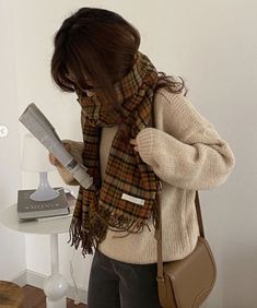 Fall Korean Aesthetic, Comfy Autumn Aesthetic, Winter Cozy Aesthetic Outfit, Cozy Outfit Ideas Aesthetic, Korean Scarf Outfit, Autumn Scarf Outfit, Korean Cozy Outfits, Winter Fits Korean, Autumn Korean Outfit